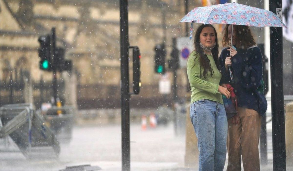 Flooded London hospitals ask patients to stay away
